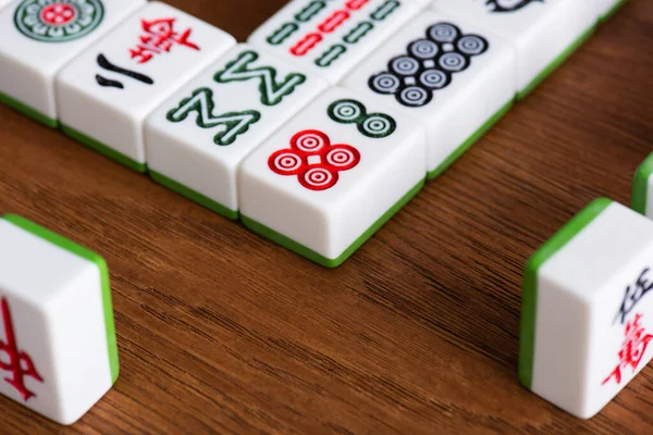 KIEW, UKRAINE - 30. JANUAR 2019: selektiver Schwerpunkt der Mahjong-Spielsteine Reihen auf Holztisch — Stockfoto
