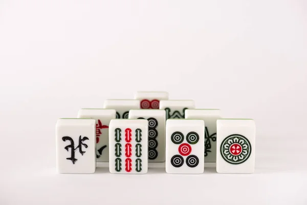 KYIV, UCRAINA - 30 GENNAIO 2019: mahjong piastrelle di gioco con segni e personaggi su sfondo bianco con spazio di copia — Foto stock