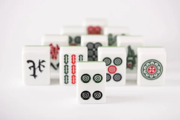 KYIV, UKRAINE - JANEIRO 30, 2019: foco seletivo de azulejos jogo mahjong com sinais e personagens sobre fundo branco — Fotografia de Stock