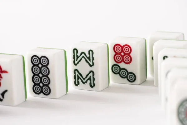 KIEW, UKRAINE - 30. JANUAR 2019: selektiver Fokus von Mahjong-Spielsteinen mit Zeichen und Zeichen auf weißem Hintergrund — Stockfoto