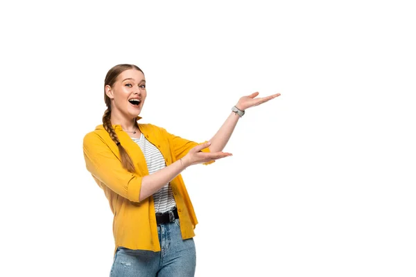 Excitada chica bonita con trenza señalando con las manos a un lado aislado en blanco - foto de stock