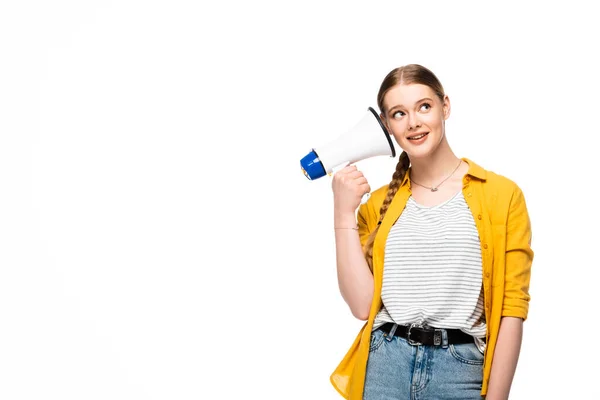 Bella ragazza con treccia tenendo altoparlante vicino orecchio isolato su bianco — Foto stock