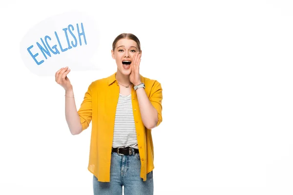 Bonita chica con trenza sosteniendo la burbuja del habla con letras inglesas gritando aislado en blanco - foto de stock