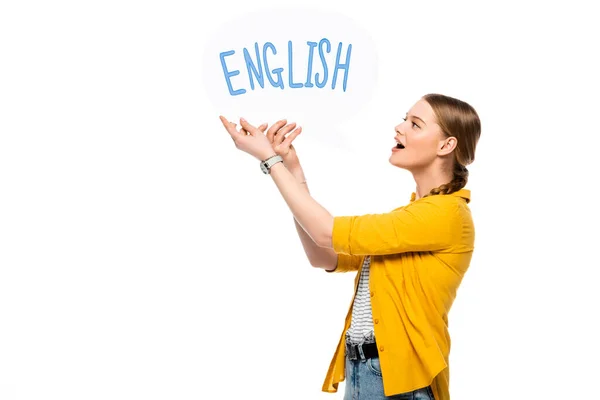 Seitenansicht der aufgeregten hübschen Mädchen mit Zopf hält Sprechblase mit englischen Schriftzug isoliert auf weiß — Stockfoto