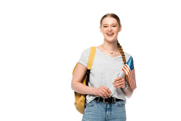 Estudiante bonita feliz con la mochila y la bandera americana aislada en blanco - foto de stock