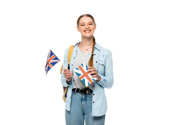 Heureux joli étudiant avec sac à dos tenant livre et drapeau britannique isolé sur blanc — Photo de stock