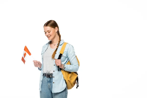Lächelnde hübsche Studentin mit Rucksack, kanadische Flagge auf weißem Grund — Stockfoto