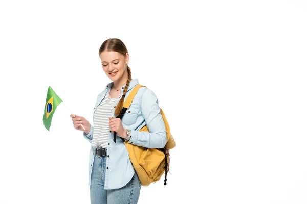 Lächelnde hübsche Studentin mit Rucksack mit Brasilien-Fahne auf weißem Hintergrund — Stockfoto