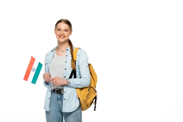 Sourire jolie étudiante avec sac à dos tenant drapeau de l'Inde isolé sur blanc — Photo de stock