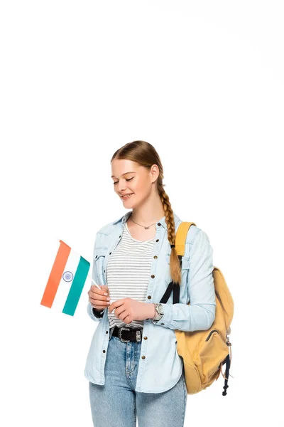 Lächelnde hübsche Studentin mit Rucksack mit indischer Flagge auf weißem Hintergrund — Stockfoto