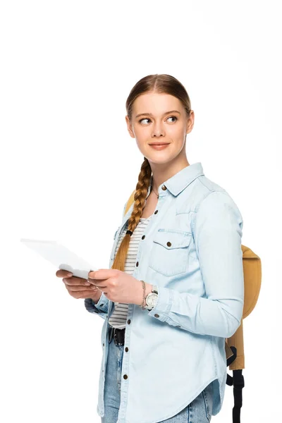Sourire joli étudiant avec sac à dos en utilisant une tablette numérique et regarder loin isolé sur blanc — Photo de stock