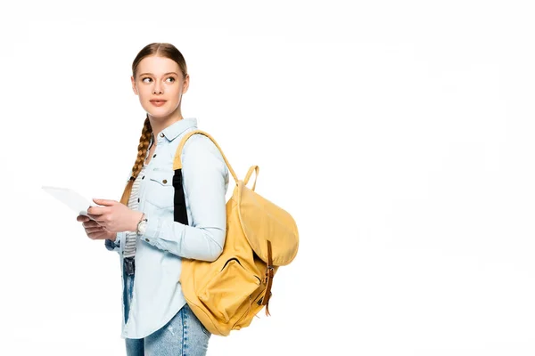 Grazioso studente con zaino utilizzando tablet digitale e distogliendo lo sguardo isolato sul bianco — Foto stock