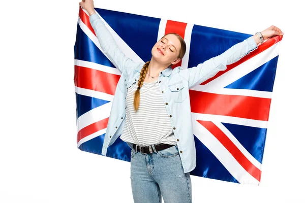 Heureuse jolie fille avec tresse et les yeux fermés tenant drapeau britannique isolé sur blanc — Photo de stock