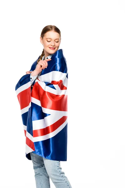 Felice bella ragazza con treccia avvolto in bandiera del Regno Unito isolato su bianco — Foto stock