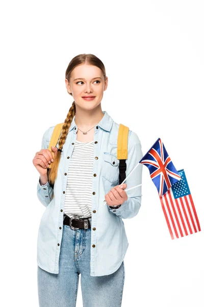 Ragazza sorridente con treccia e zaino con bandiere d'America e regno unito isolato su bianco — Foto stock