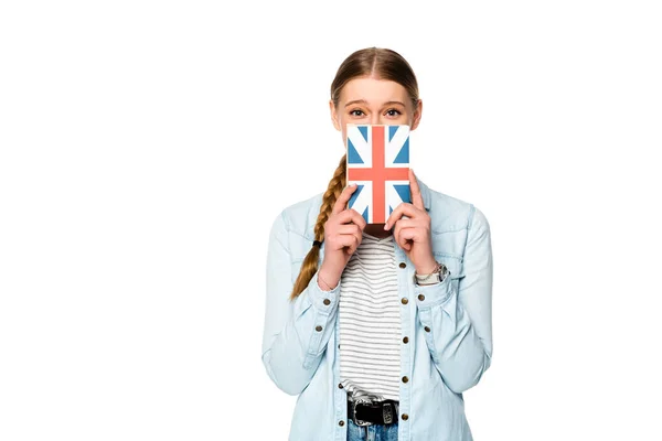 Jolie fille avec visage obscur tenant livre avec drapeau britannique isolé sur blanc — Photo de stock