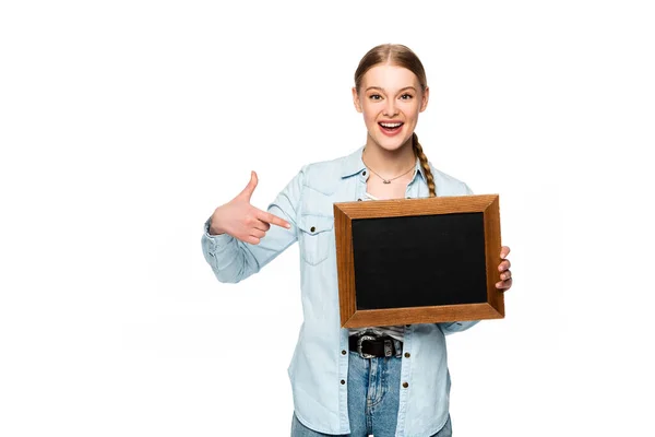 Sorrindo menina bonita com trança apontando para quadro vazio isolado no branco — Fotografia de Stock