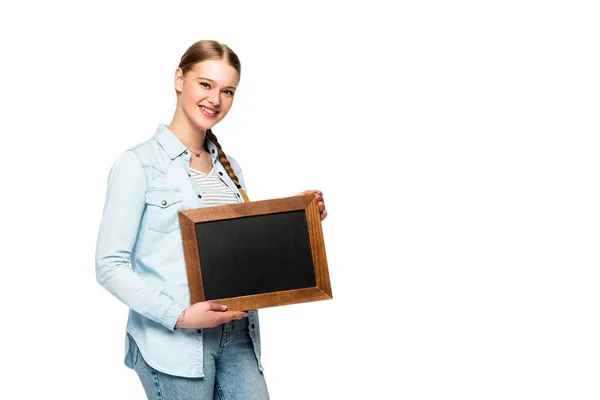 Lächelndes hübsches Mädchen mit Zopf, das leere Kreidetafel isoliert auf weißem Papier hält — Stockfoto