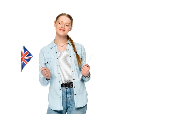 Sorridente bella ragazza con treccia tenendo tablet digitale e bandiera del Regno Unito isolata su bianco — Foto stock