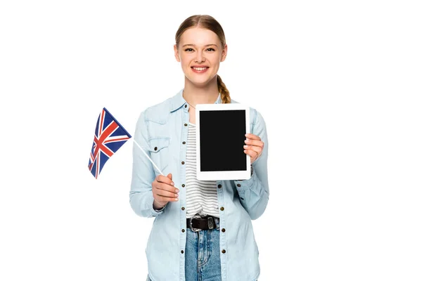Sourire jolie fille avec tresse tenant tablette numérique avec écran blanc et drapeau britannique isolé sur blanc — Photo de stock