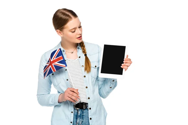 Menina com trança segurando tablet digital com tela em branco e bandeira uk isolado no branco — Fotografia de Stock