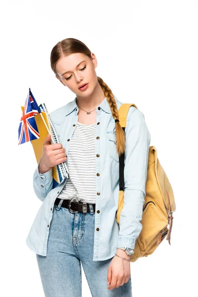 Ragazza con zaino in possesso di copybook e bandiera del Regno Unito isolato su bianco — Foto stock