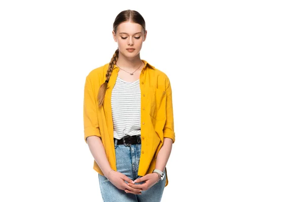 Triste chica atractiva con trenza mirando hacia abajo aislado en blanco - foto de stock