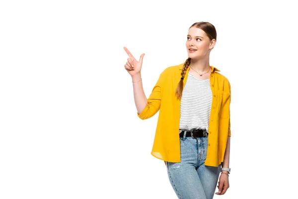 Lächelndes attraktives Mädchen mit Zopf, der mit dem Finger auf Weiß zeigt — Stockfoto