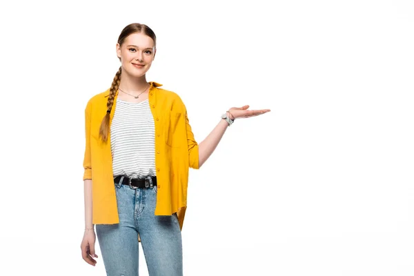 Chica atractiva sonriente con trenza apuntando con la mano aislada en blanco - foto de stock