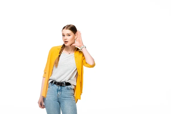 Menina atraente surpreso ouvir com a mão perto da orelha isolada no branco — Fotografia de Stock