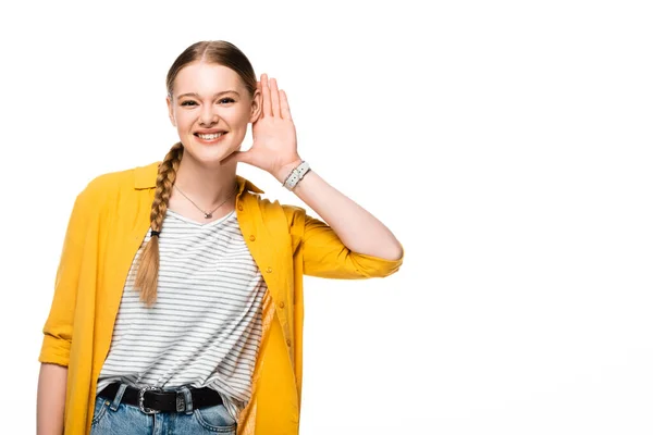 Lächelndes attraktives Mädchen, das mit der Hand am Ohr zuhört, isoliert auf weiß — Stockfoto