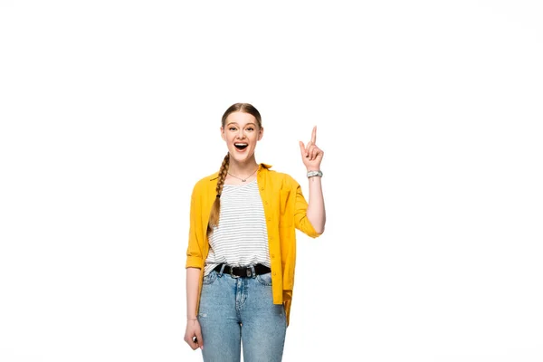 Glücklich attraktives Mädchen mit Zopf und offenem Mund zeigt Idee Geste isoliert auf weiß — Stockfoto