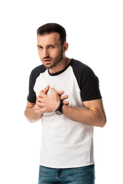 Hombre enfermo y barbudo tocando el pecho aislado en blanco - foto de stock