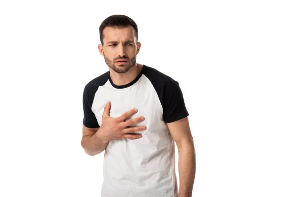 Hombre enfermo y barbudo tocando el pecho aislado en blanco - foto de stock