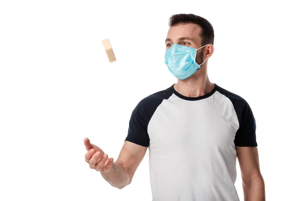 Homme en masque médical jetant dans la barre de savon d'air isolé sur blanc — Photo de stock
