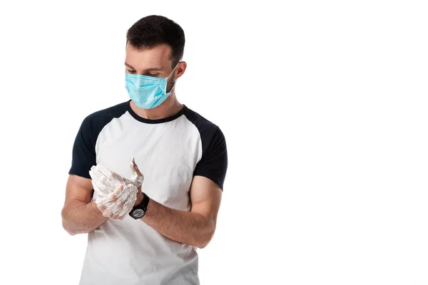 Uomo in maschera medica lavaggio mani isolato su bianco — Foto stock