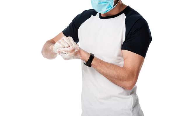 Обрезанный вид человека в медицинской маске мыть руки изолированы на белом — стоковое фото