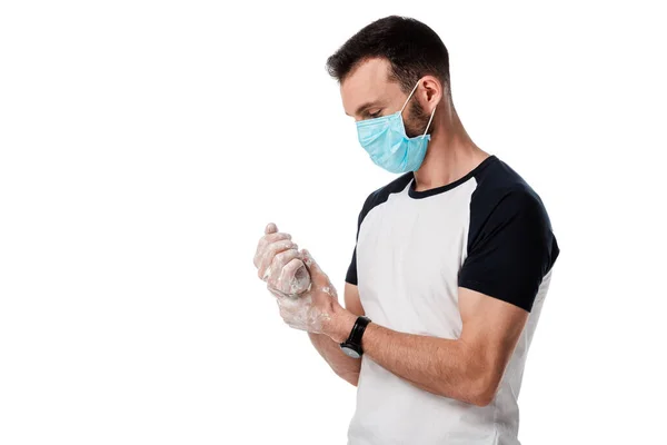 Mann in medizinischer Maske wäscht Hände isoliert auf Weiß mit Kopierraum — Stockfoto