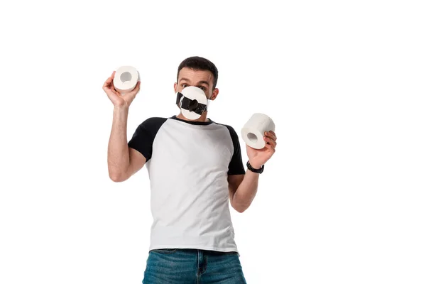 Homem com fita adesiva e papel higiênico no rosto segurando rolos de papel macio isolados em branco — Fotografia de Stock
