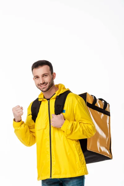 Fröhlicher Lieferant mit Rucksack lächelt isoliert auf weißem Grund — Stockfoto