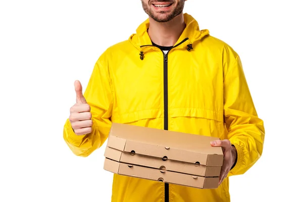 Vista recortada del repartidor feliz con cajas de pizza que muestran el pulgar hacia arriba aislado en blanco — Stock Photo