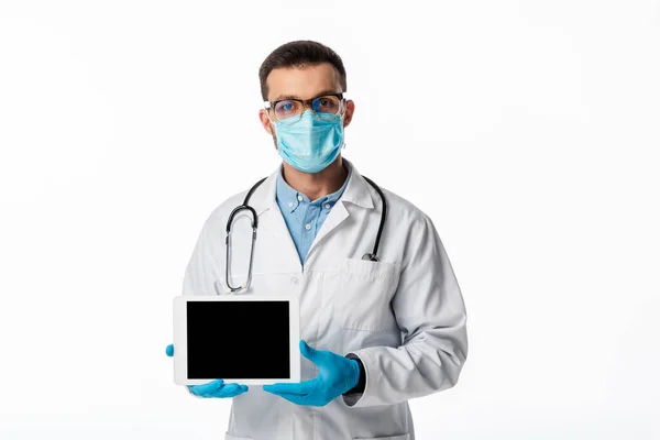 Médecin en masque médical et lunettes tenant tablette numérique avec écran blanc isolé sur blanc — Photo de stock