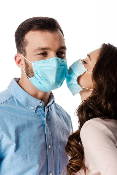 Mujer cerca de hombre en máscara médica aislado en blanco - foto de stock