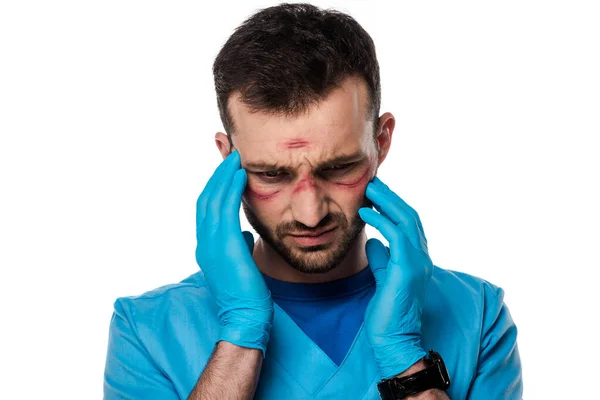 Müder Arzt mit Spuren im Gesicht, die Kopf berühren, isoliert auf weiß — Stockfoto
