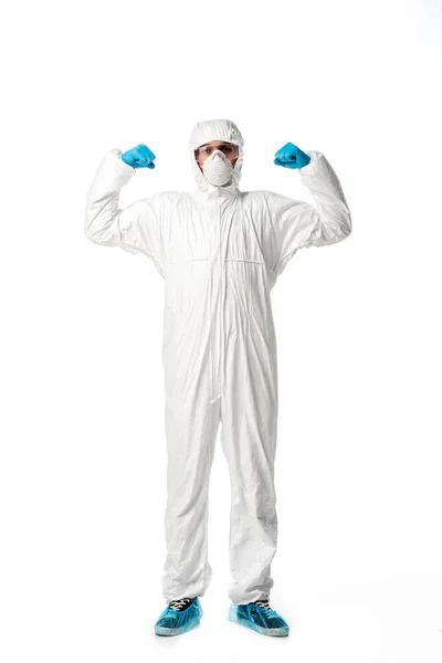 Сильный человек в защитном костюме, медицинская маска, очки и латексные перчатки стоят изолированные на белом — стоковое фото