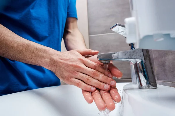 Обрезанный вид на мытье рук врачом в клинике — стоковое фото