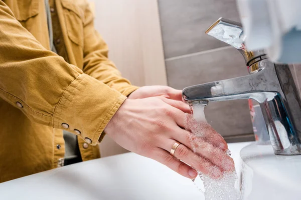 Vista recortada de la mujer lavándose las manos en casa - foto de stock