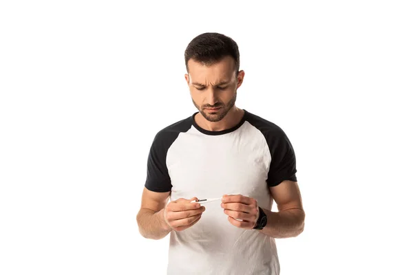 Бородатый человек смотрит на цифровой термометр изолирован на белом — стоковое фото