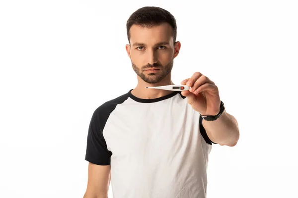 Bärtiger Mann mit digitalem Thermometer isoliert auf weiß — Stockfoto