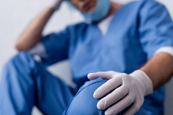 Vista recortada del médico maduro en guantes de látex aislados en blanco - foto de stock